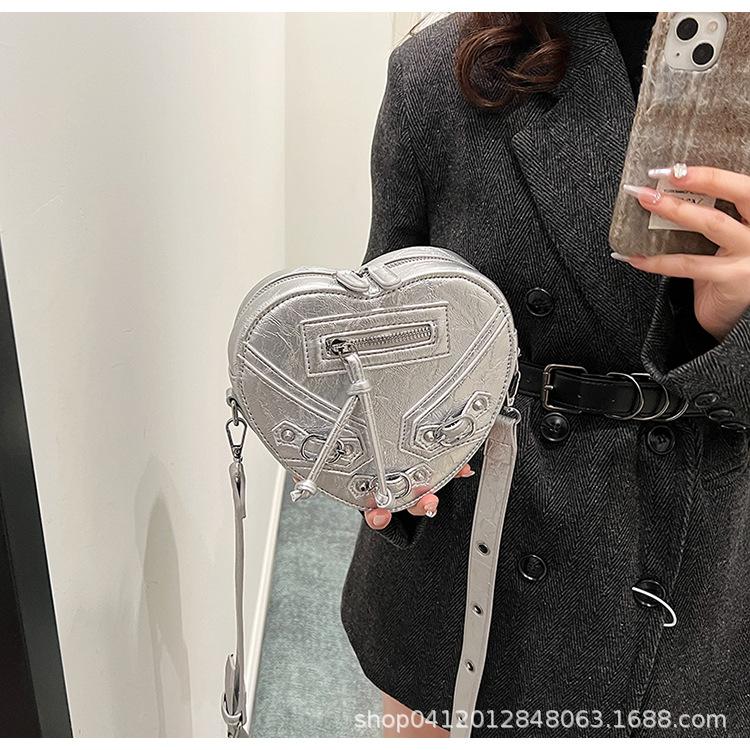 

Trend niche design peach heart locomotive bag women s 2025 new fashion shoulder bag solid color wide shoulder strap messenger bag серебряный