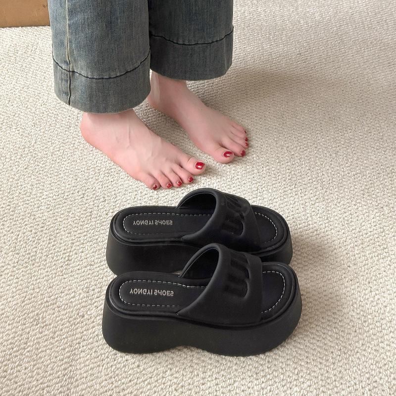 The slope heel is heightened and versatile, the open-toed cool slippers are worn outside women's shoes in the summer of 2025, and the new small man ha