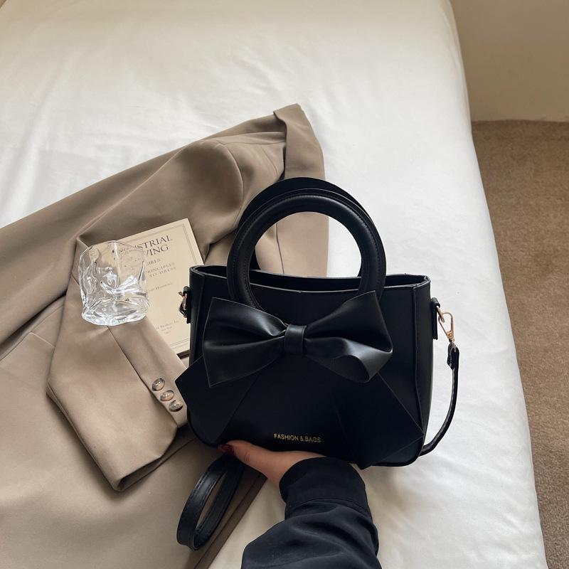 

Simple commuter women s bag 2025 new trendy high-quality texture retro bow portable shoulder messenger bag