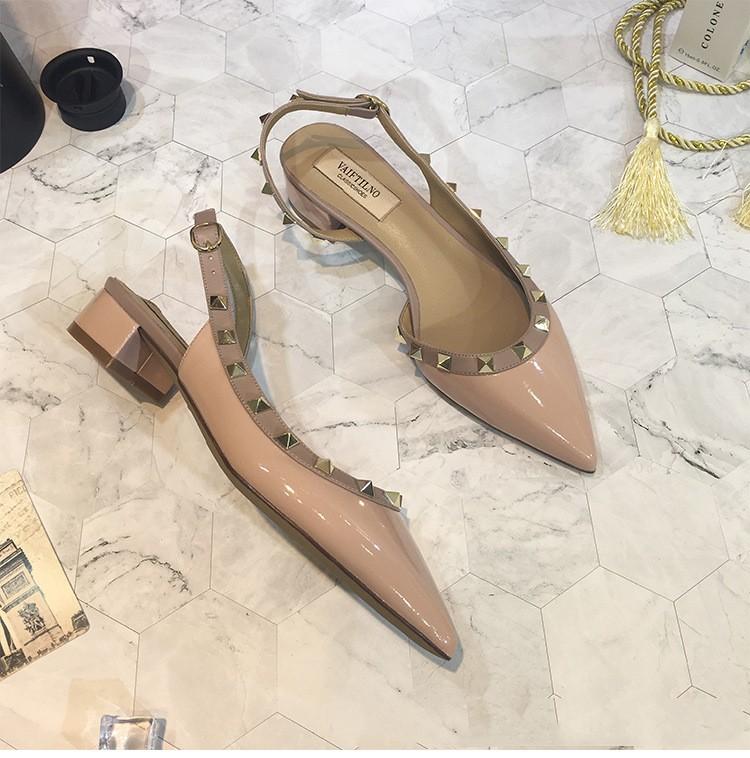 Sandales rivetées pour femmes, nouvelles chaussures plates pointues en cuir laqué Baotou Temperament, talons hauts, tailles 33 à 41, 2024