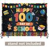Fröhlicher 100. Schultag Kulisse, Lebendige Tafel-Szene mit Schulmaterial und Girlanden, Festliche Klassenzimmerwanddekoration