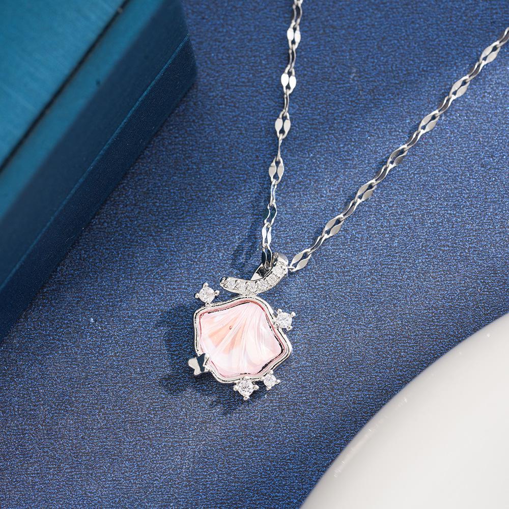 Iridescent Shell Micro-inlaid Necklace: High-End Exquisite Design for Women