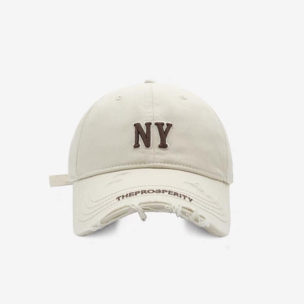 Eine Baseballkappe im koreanischen Street-Fashion-Stil mit Buchstabenstickerei für Damen und Herren und Eine Kappe mit perforiertem Schirm, die das Gesicht kleiner erscheinen lässt