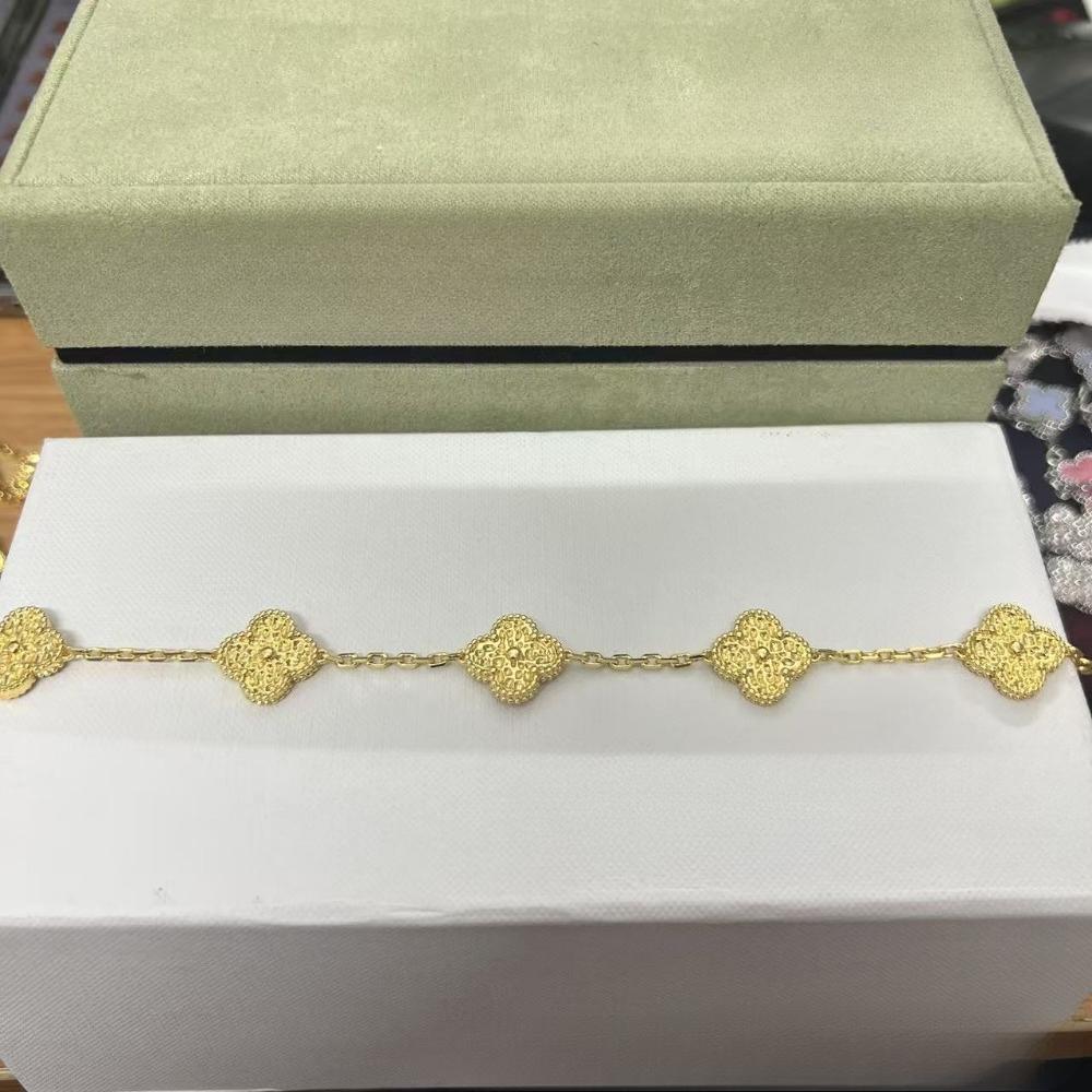 Vierblättriges Klee- und Fünfblüten-Armband mit rotem Achaten - Ein Geschenk für deine Freundin
