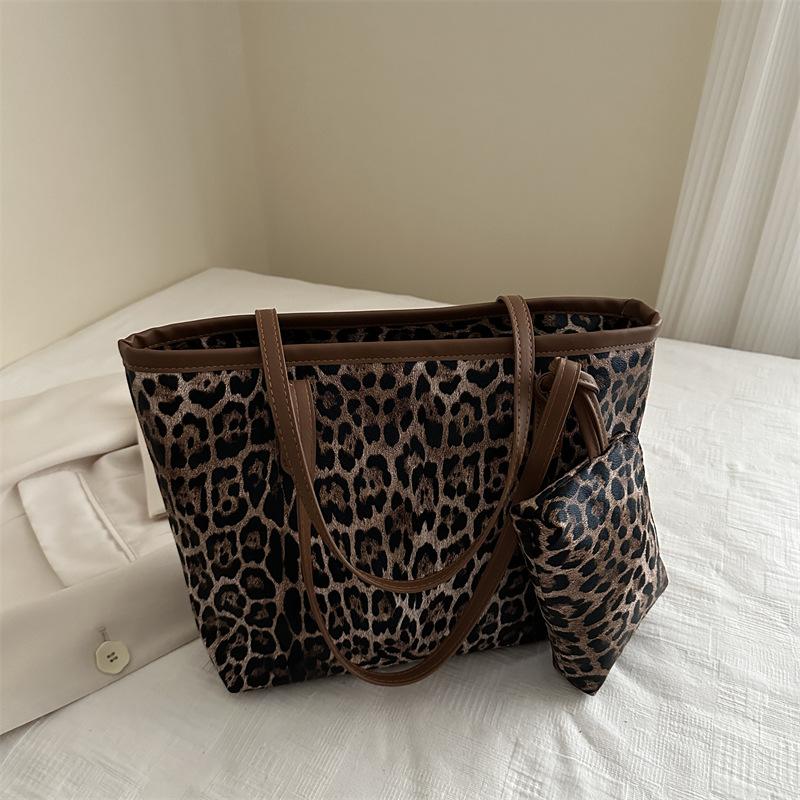 

Premium large-capacity bag 2025 new trendy texture leopard print portable tote bag niche versatile commuter bag women коричневий