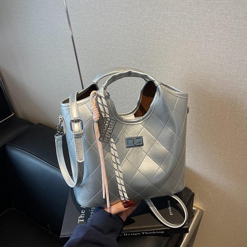 2025 new commuter bucket bag women's rhombus simple handbag bag niche fashion trend messenger bag