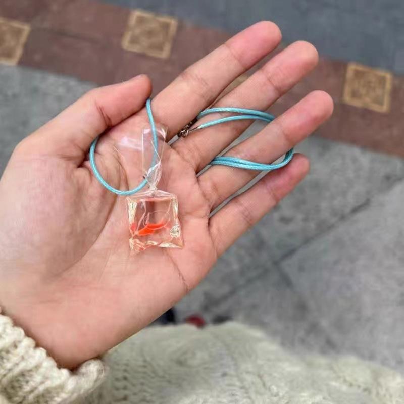 Collier Créatif Poisson Rouge Carpe Poisson Sac d'Eau Transparent Pendentif Poisson Colliers Chaîne de Clavicule Porte-Bonheur Japonais Collier