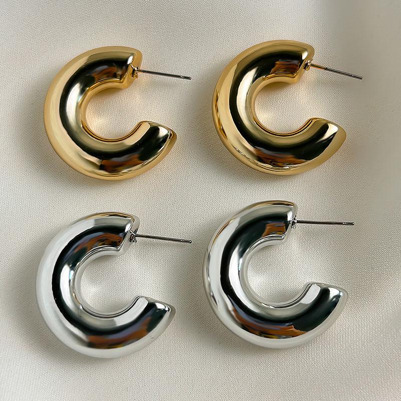 Fashionable C-shaped Earrings with Unique Design, High-end and Niche Earrings for Women