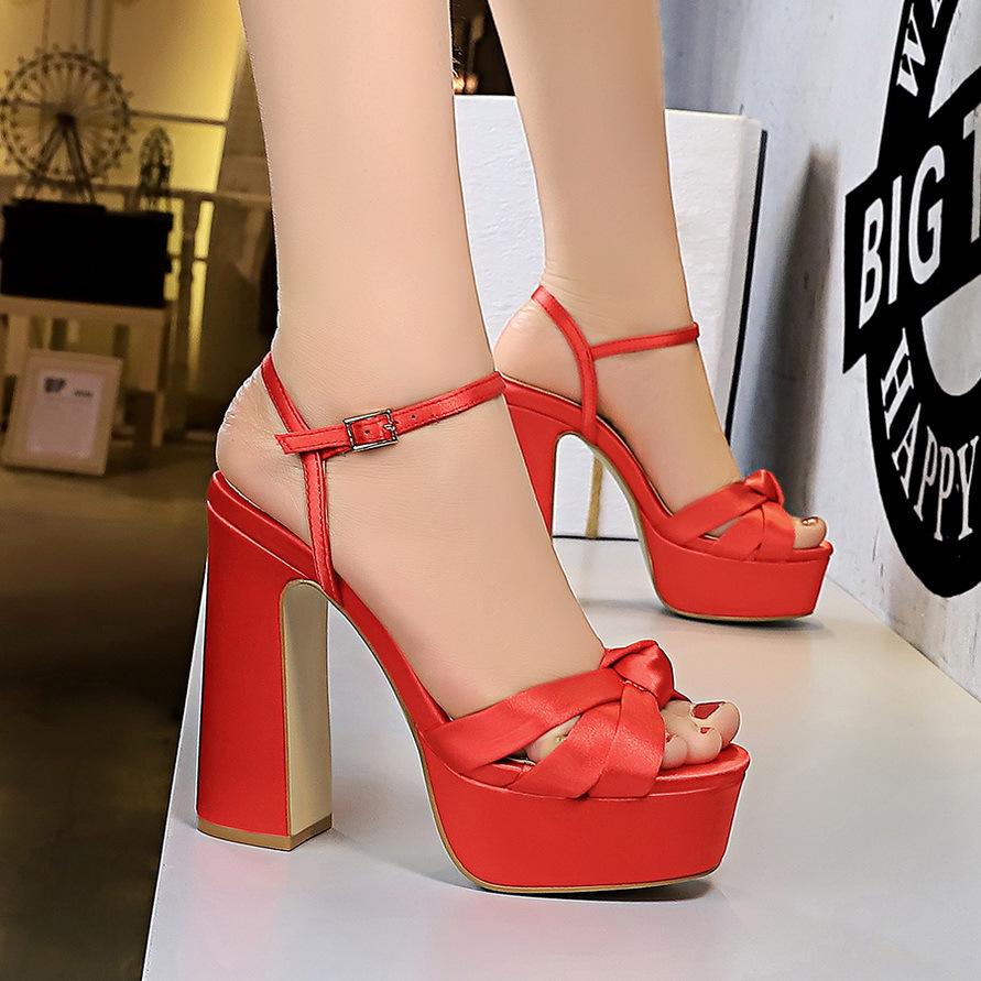 

Модные летние туфли на высоком толстом каблуке с водонепроницаемым каблуком из атласа с полым словом с женскими сандалиями 40 красный