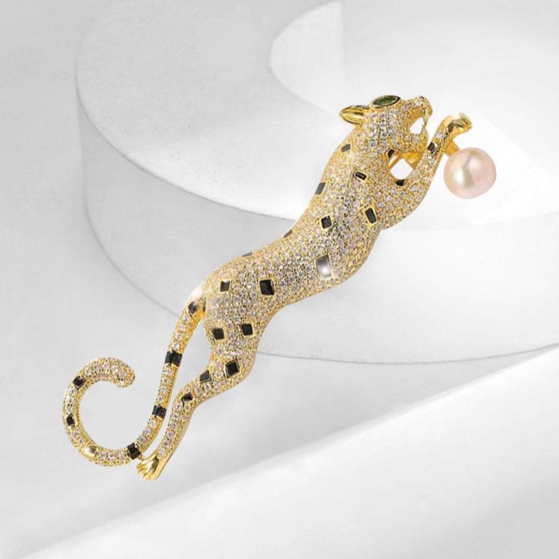 Retro Gold Leopard Brooch: Trendy, Long, Exaggerated Pin for Men & Women's Clothing Accessories
