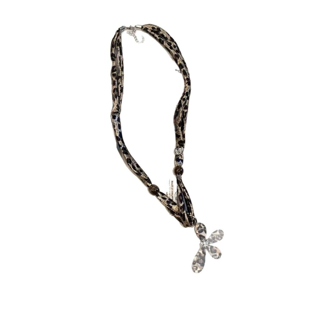 Elegant Leather Cord Heart Necklace with Wood Beads – Luxurious and Versatile for Autumn and Winter