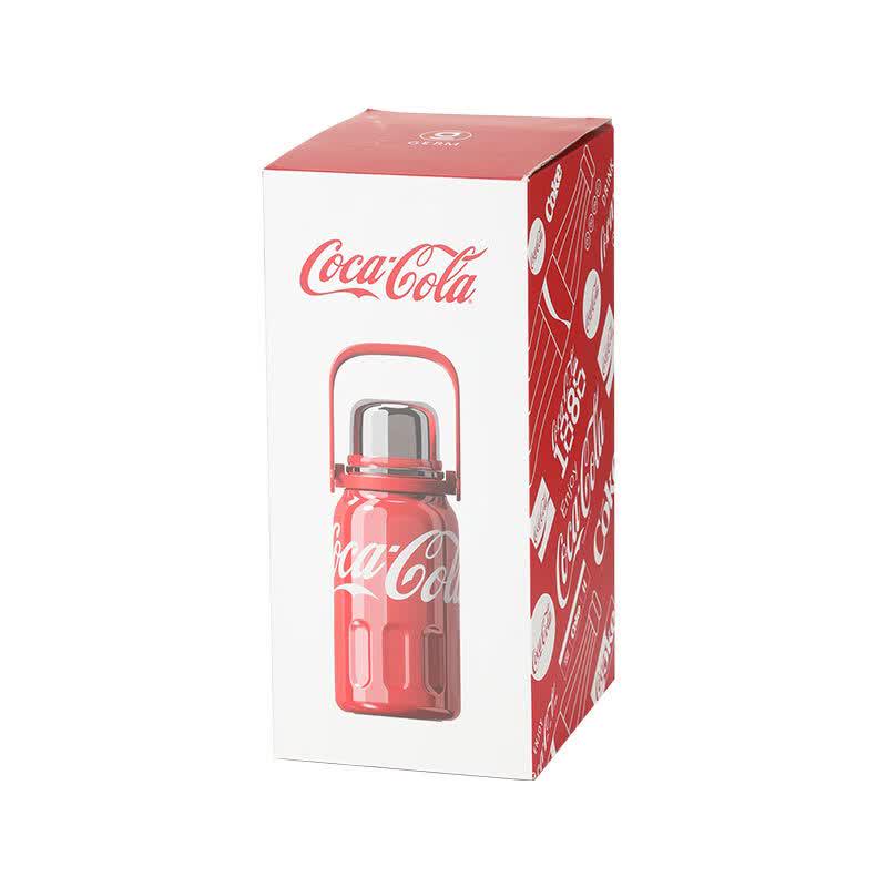 Izolowany kubek Germ Coca-Cola z podwójną marką