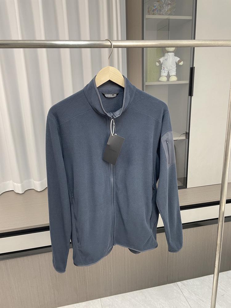 

Мужская флисовая куртка с воротником-стойкой на осень/зиму — мягкая, теплая и идеально подходит для занятий спортом на открытом воздухе. M темно-синий