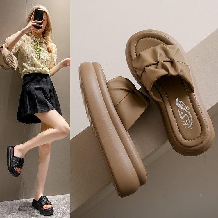 Thick-soled cool slippers for women's summer wear 2025 new fashion high-end beach sandals, non-slip for pregnant women