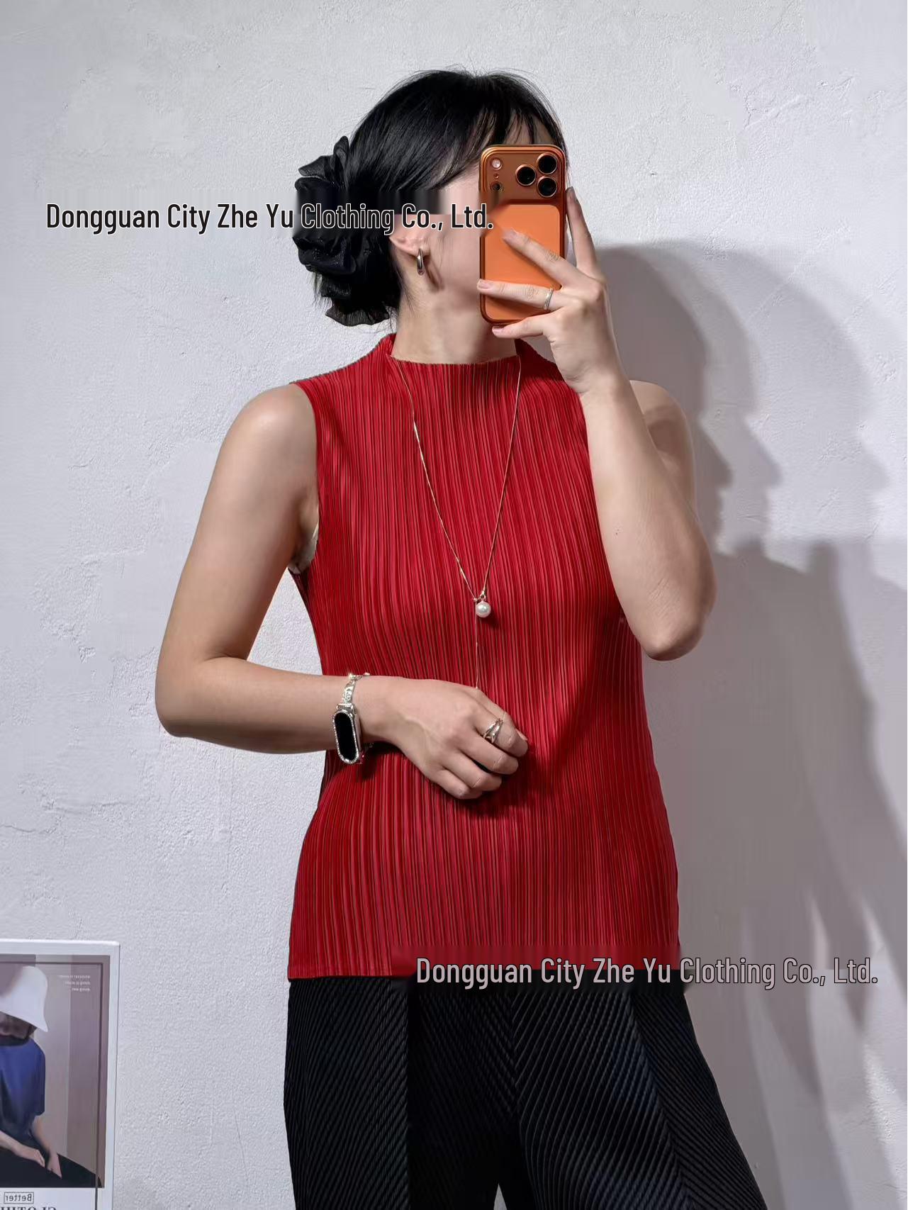 Miyake PP Series Light-Sensing Pleated High-Collar Vest One Size красный