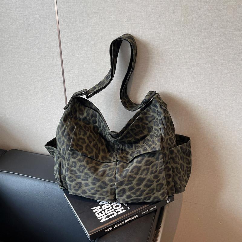 Camouflage Canvas Tote Bag With Leopard Pattern And Zipper Closure For Casual Outings