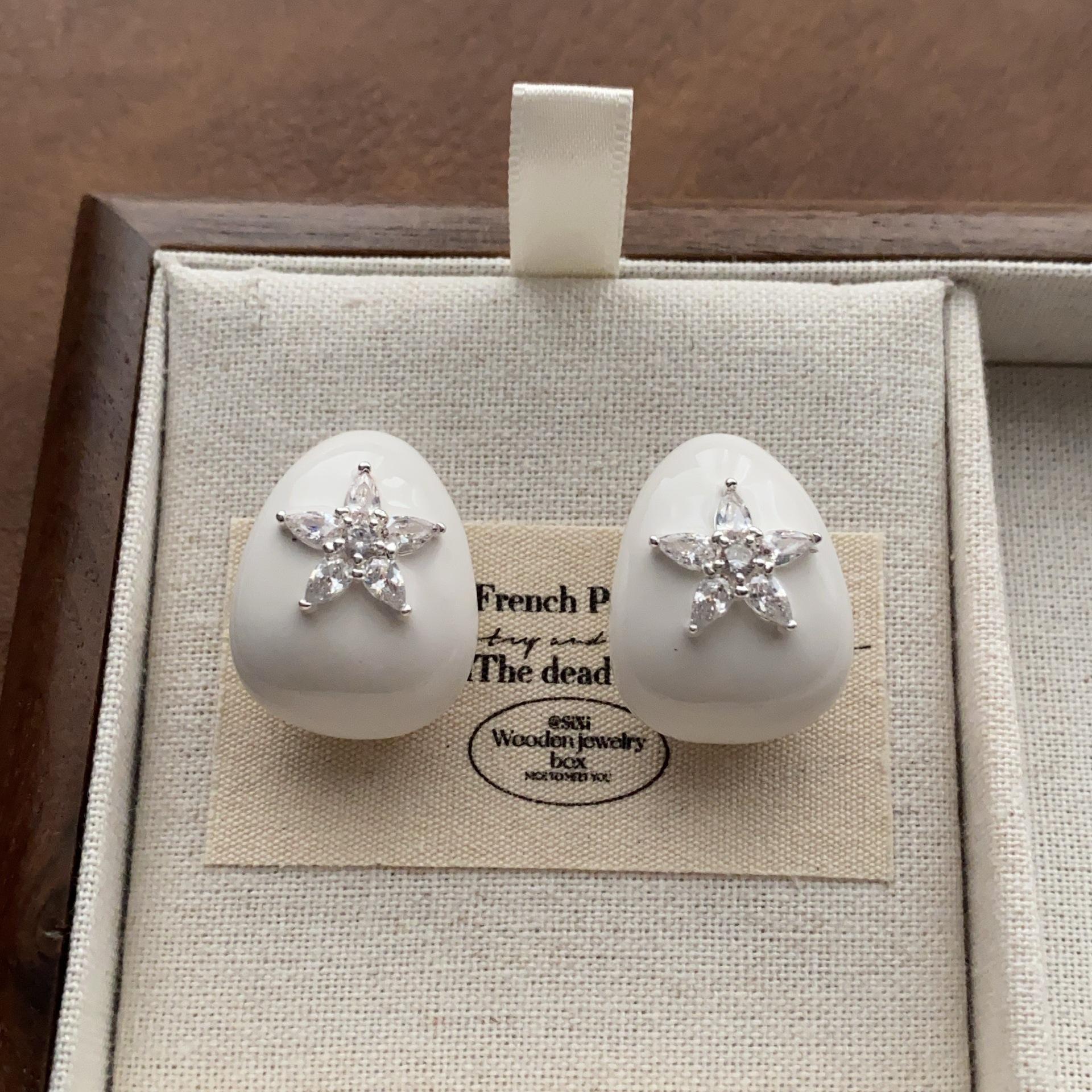 

Retro light luxury classic water drop earrings, unique star zircon drop glaze earrings, fashionable high-end exquisite daily earrings.