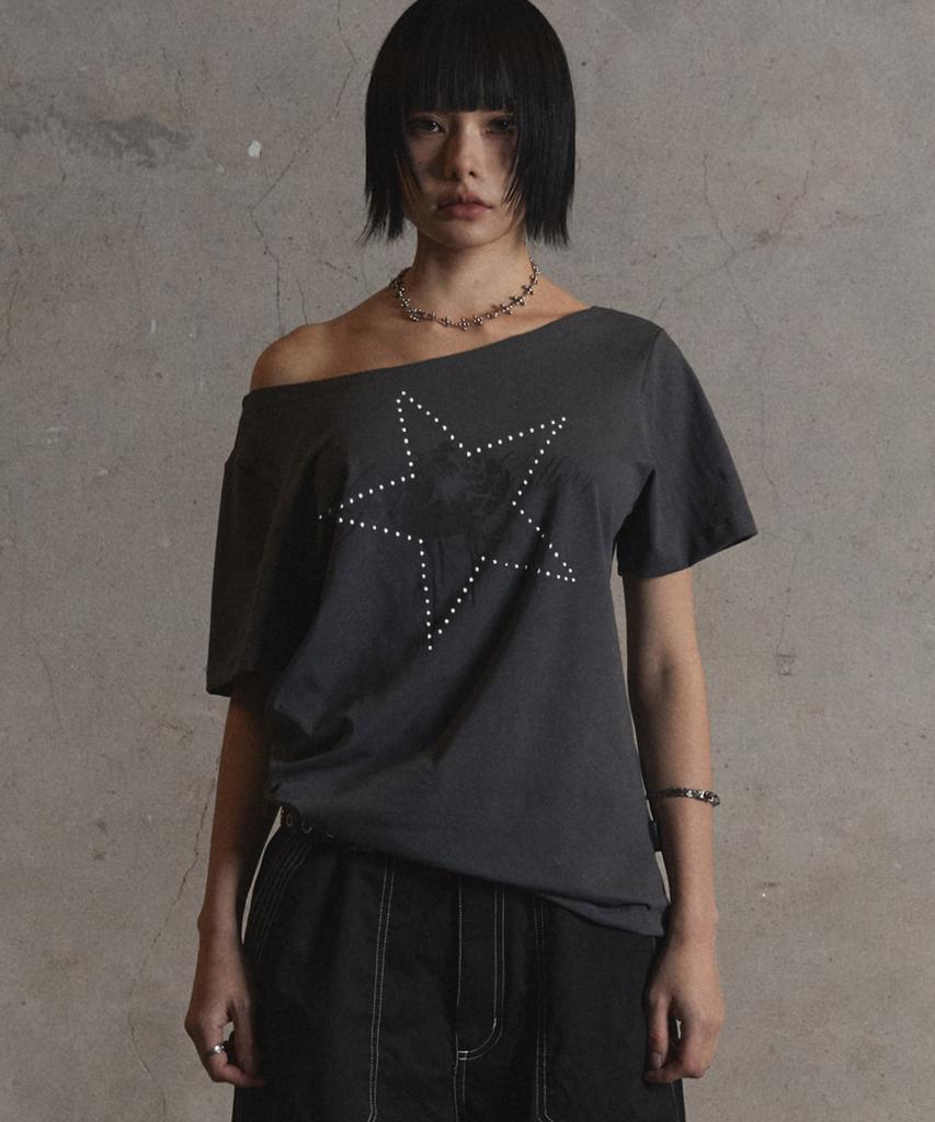Garter Gallery Kiss Star Off Shoulder T-Shirts_Charcoal