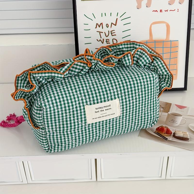 Lace checkered makeup bag, Ins minimalist niche style, high-value large-capacity cosmetic pouch, portable for travel and daily use.