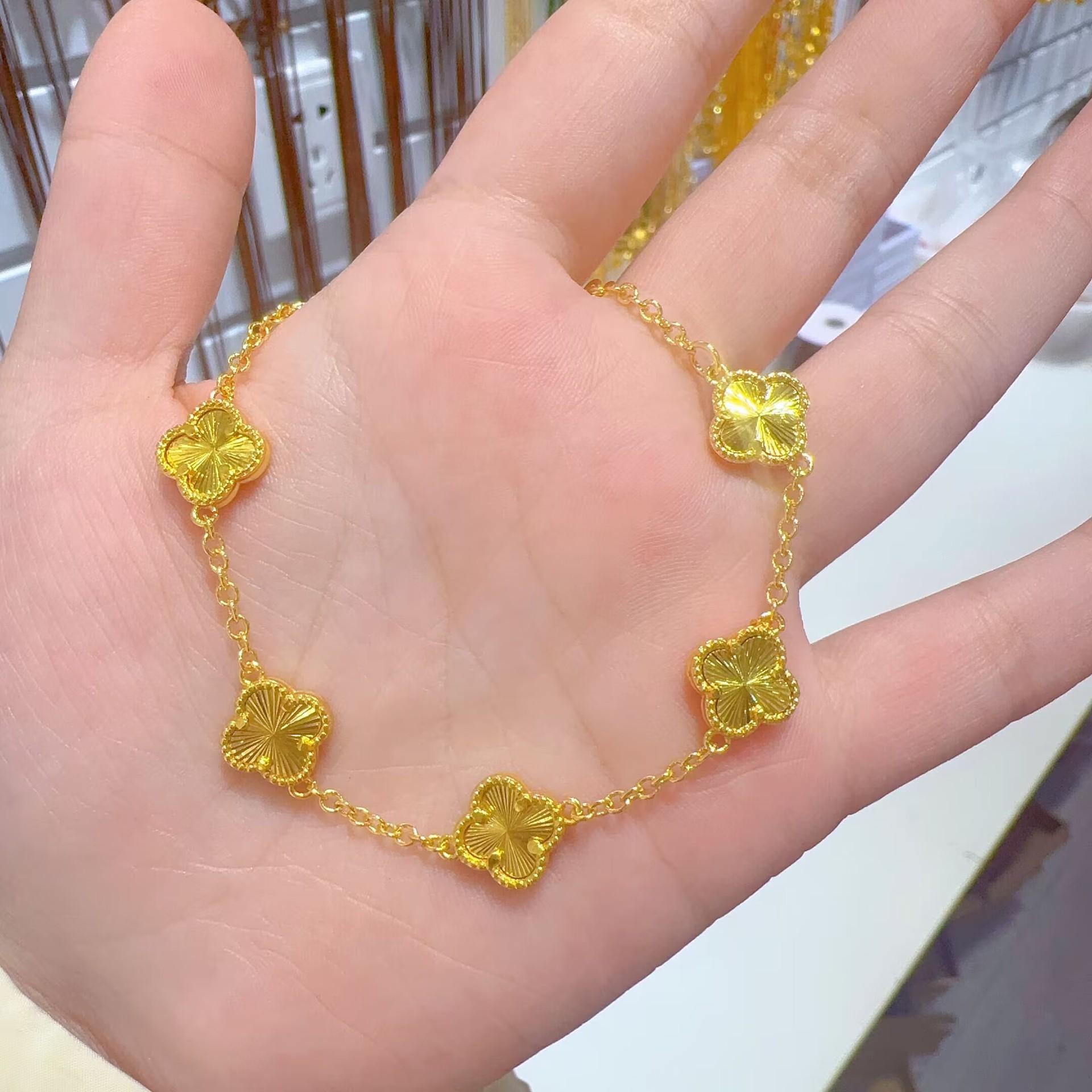 

Сохраняющий цвет Модный браслет «Четырехлистный клевер» Модный нишевый дизайн Премиальные браслеты для женщин Small - 11mm золотой