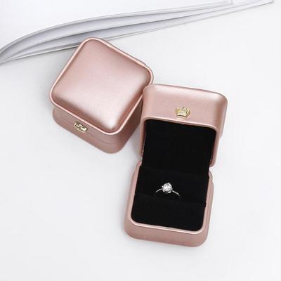 5,8x5,8x4 cm smyckeskrin i PU-läder, ringörhängeshållare, förpackningsfodral, presentask, äktenskapsring, smyckesförvaringsorganisatör, kista
