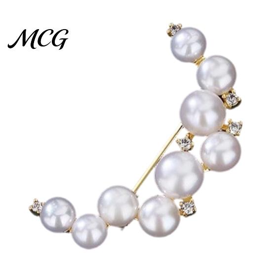 Faux Pearl Brooch Pin, Curved Design Imitation Lapel Pin Pearlescent Texture Badge for Coats Shirts Scarves Accessories Commuting Wear Accessory