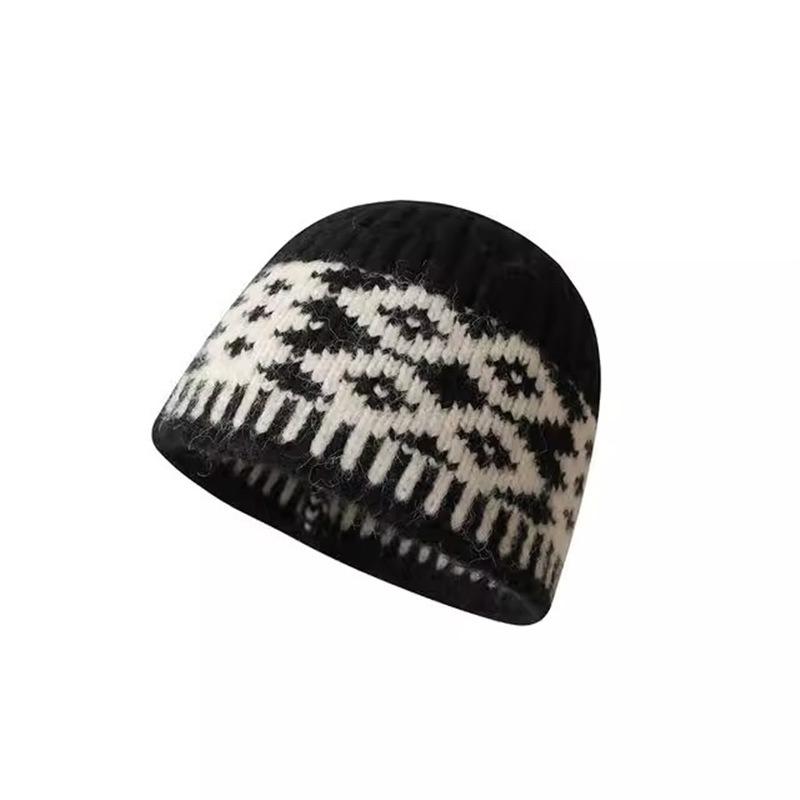 Retro headgear women's autumn and winter niche color matching big head circumference knitted hat warm and fashionable white wool hat