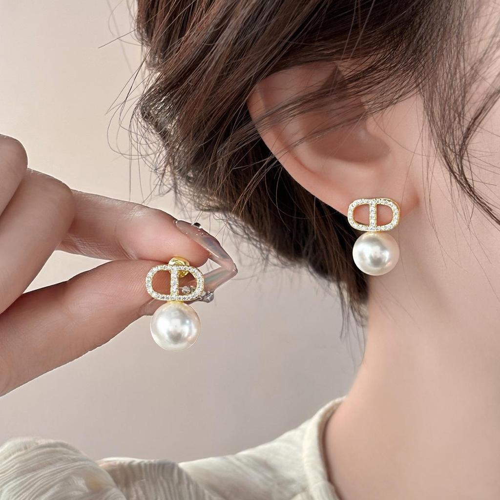 Koreanischer Stil Nicht-Piercing Ohrclip mit langem Quaste, Perlmutt Schmetterlings Design für Damen - High-End, Coole Mode.