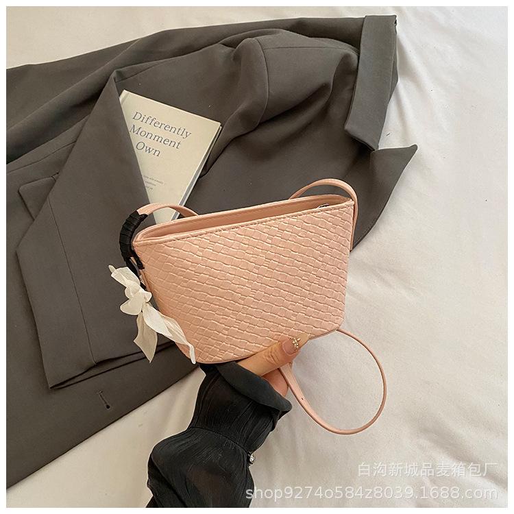 

Fashion woven large-capacity commuter bucket bag women s 2025 new Korean version shoulder bag simple solid color underarm bag рожевий