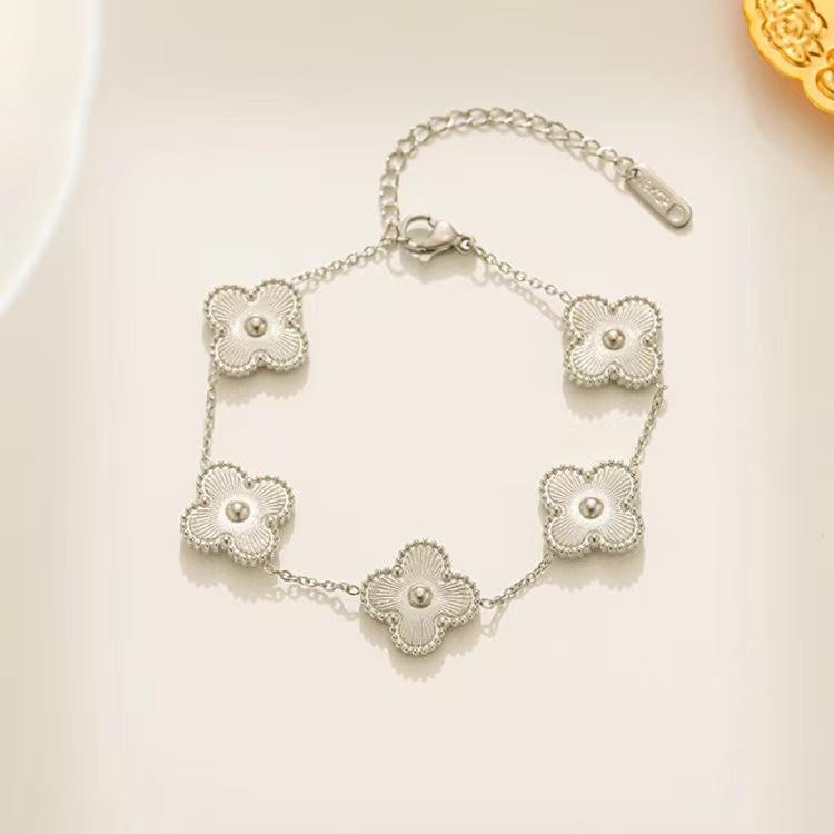 Vierblättriges Kleeblatt-Armband, leichtes Luxus-Temperament, weibliches Nischen-Design, Sinn für Glück, fünf Blumen