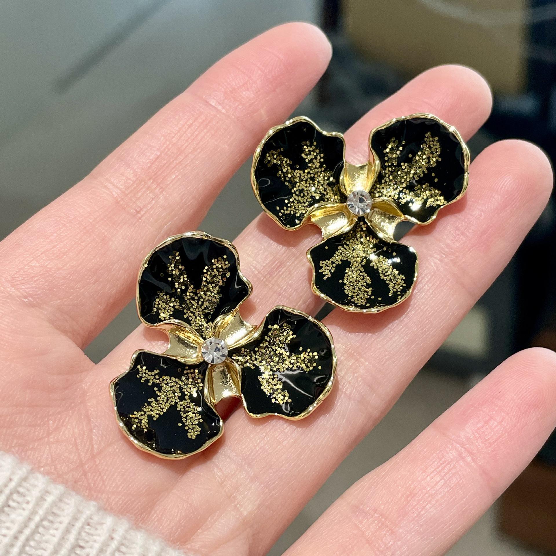 Ретро Черные Серьги-Гвоздики с Цветочным Узором от Дильрабы - Элегантные Высококлассные Аксессуары для Ушей