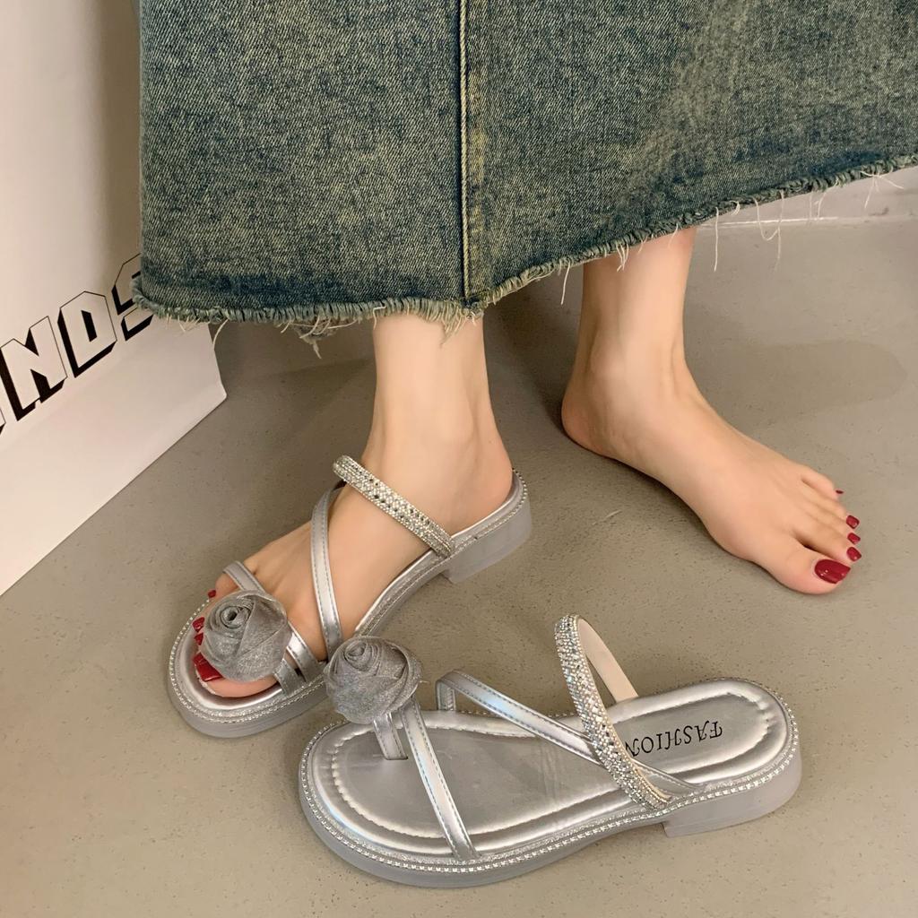 Feenstil Mode Strass Set Zehenpantoffeln Damen Sommerbekleidung 2025 neu dicker Absatz mit Rock Blume Zehensandalen