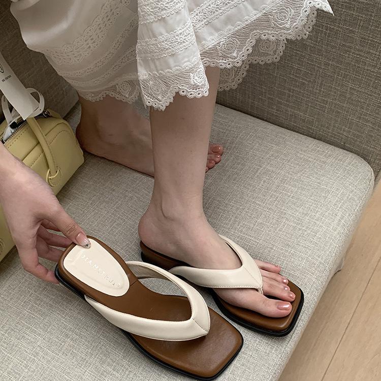 Beach flip-flops women summer Internet celebrities 2025 fashion casual non-slip outer wear Korean version pinch foot vacation cool slippers tide
