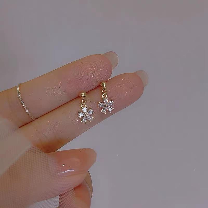2025 Trendy Women's Mini Flower Stud Earrings: Exquisite High-End Tragus Accessories