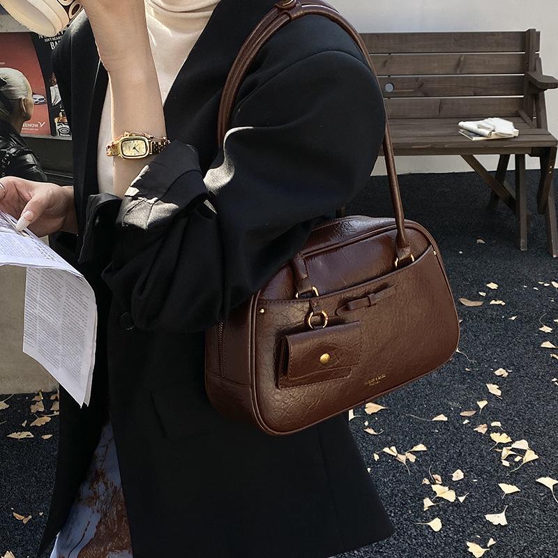 

Large-capacity bag women s 2025 new autumn and winter retro versatile shoulder bag casual premium texture underarm tote bag коричневий