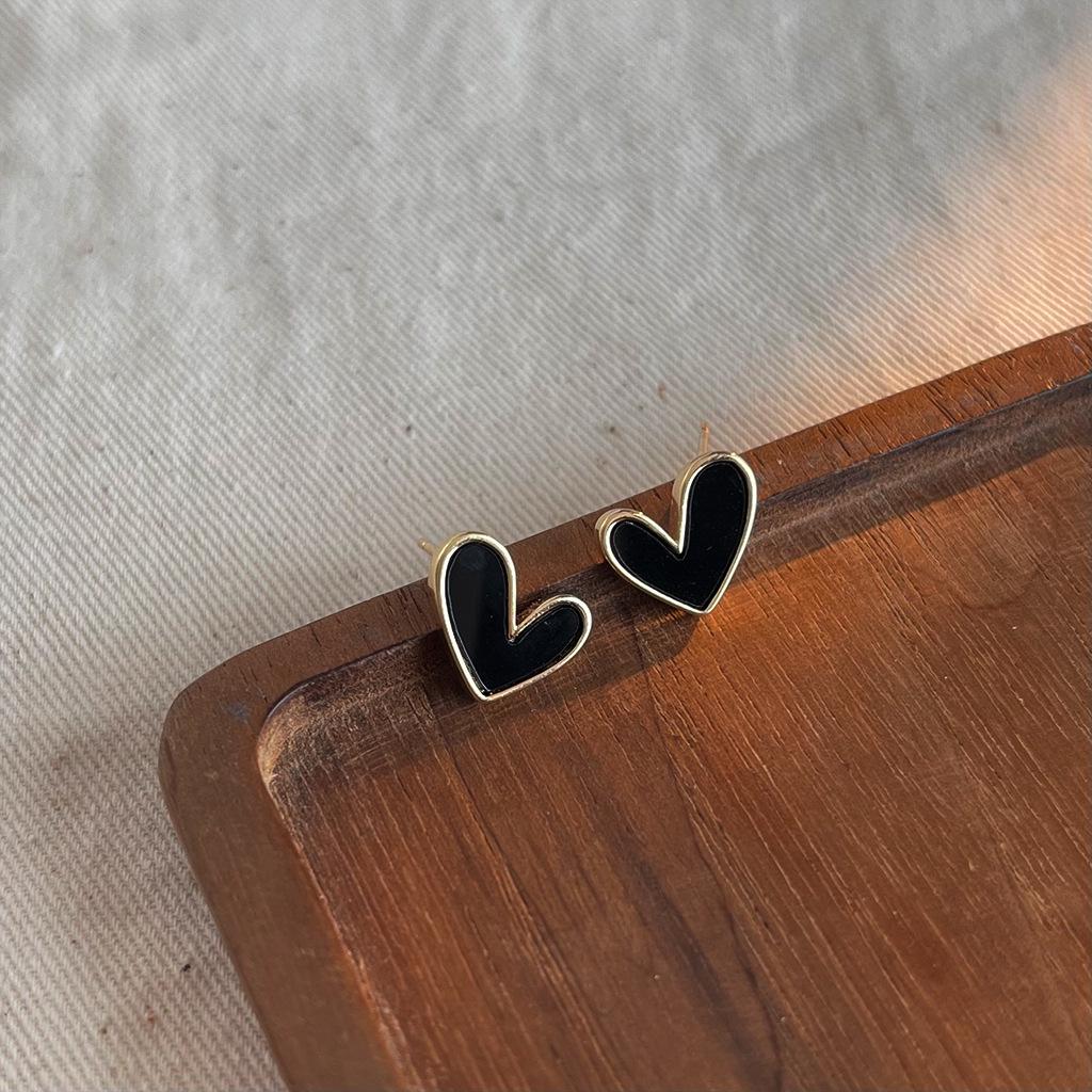 Винтажные серьги-пусеты из черной эмали и жемчуга: Элегантный дизайн в средневековом стиле для женщин