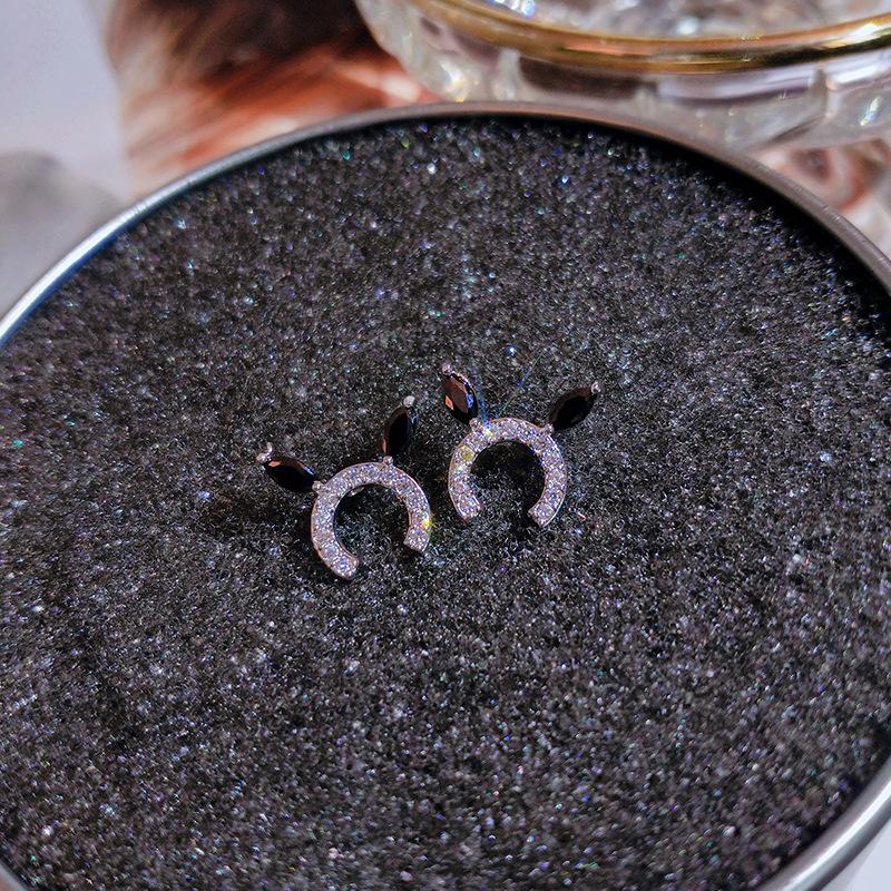 New Trendy Design of The New Animal Earrings In The Year of The Korean Simple Ears Exquisite Diamond Earrings for Women