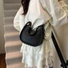 Today's popular bags are women's trend, fashionable underarm bags, niche design, simple messenger bags.