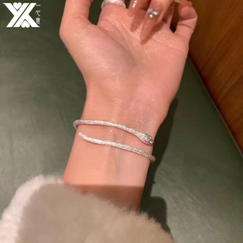 Baroque Pearl Drawstring Bracelet: Women's Light Luxury, Irregular Design, Exquisite Handcrafted Jewelry.