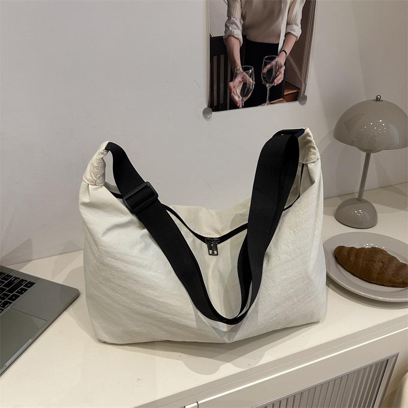 

Повседневная большая сумка женская 2025 новая модная тканевая сумка корейская версия легкая сумка через плечо большая вместимость сумка-тоут сумка-пельмень белый