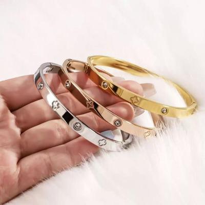 Evropský & Americký Univerzální Náramek s Diamanty ve Tvaru Čtyřlístku - Jednoduchý, Módní Nerezový Design pro Ženy.
