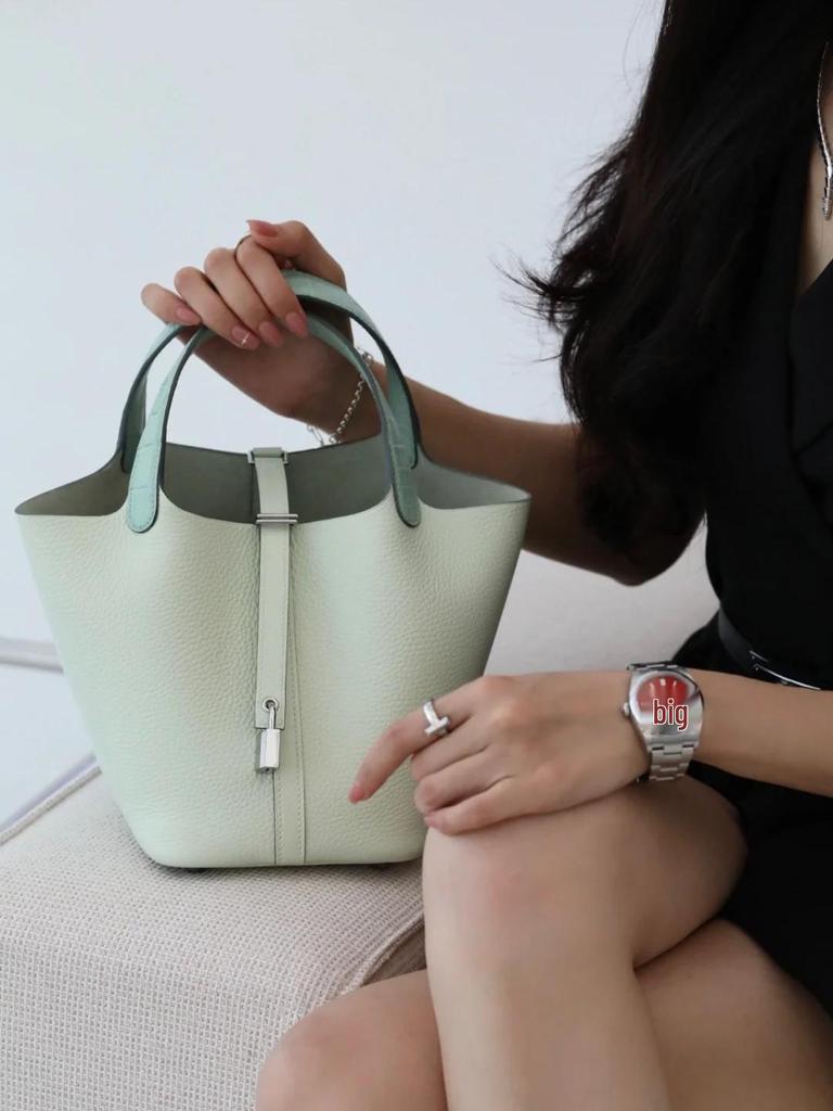 Bolso de Mano para Mujer con Grano de Lichi: Bolso Cubo Versátil, de Alta Gama y de Moda 2025