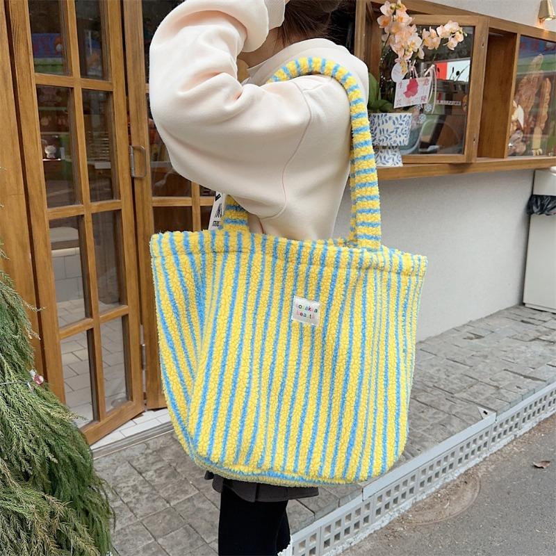 31 Autumn and Winter New Plush Polka Dot Bag Women's Hand Shoulder Bag Large Capacity Furry College Student Class Bag