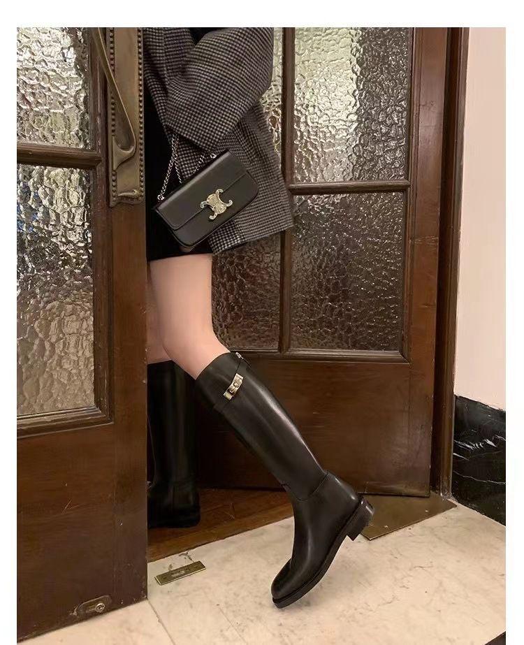 Damskor, knähöga, med fleecefoder, tjock klack, metallspänne och tjock sula, rund tå, från Höst/Vinterkollektionen 2025.