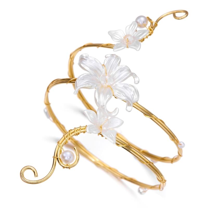 Floral Arm Cuff Bracelet for Women, Open Alloy Armlet with Gold Tone Finish and White Flower Details for Vacation Outfits, Festival Looks and Party