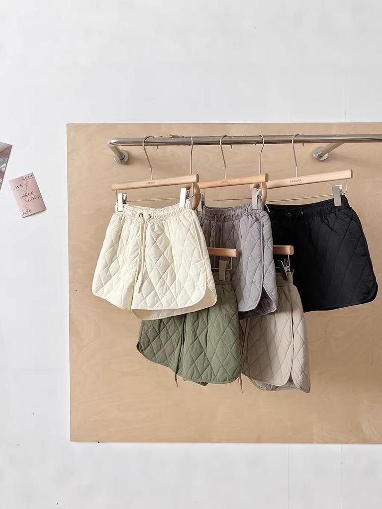 Retro Quilted High Waist A-line Shorts for Women - Autumn/Winter, Slimming Loose Fit, Versatile Base Layer.