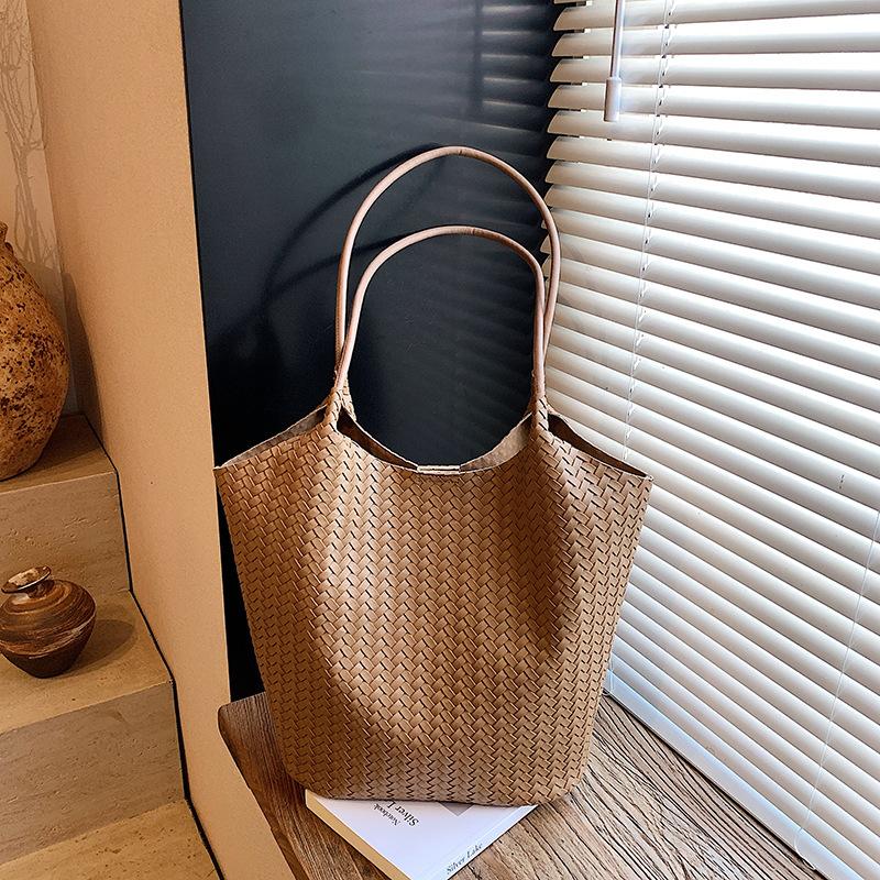 

Ретро новая осенне-зимняя сумка через плечо модная и повседневная личность простая сумка 2025 женская сумка-ведро большой вместимости хаки