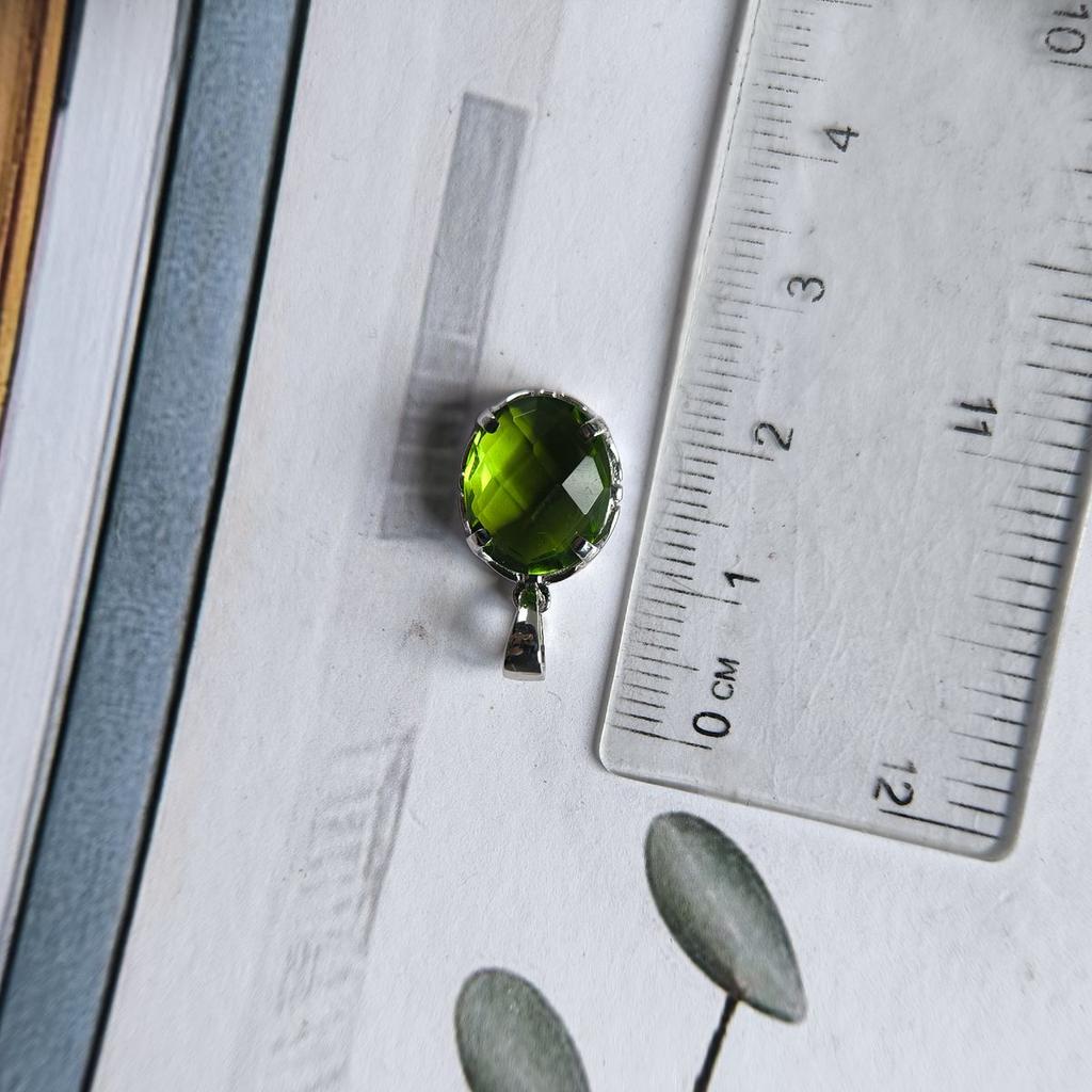 Серебряная подвеска с хризолітом (60002316)