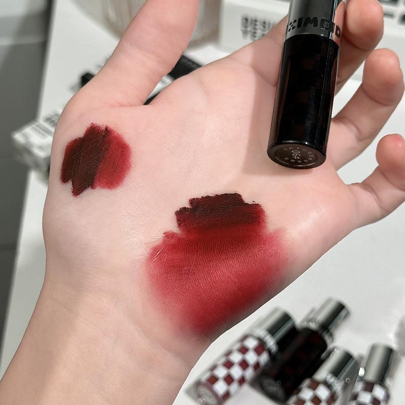 Suximeida Checkered Matte Velvet Lip Gloss In Plum Shade