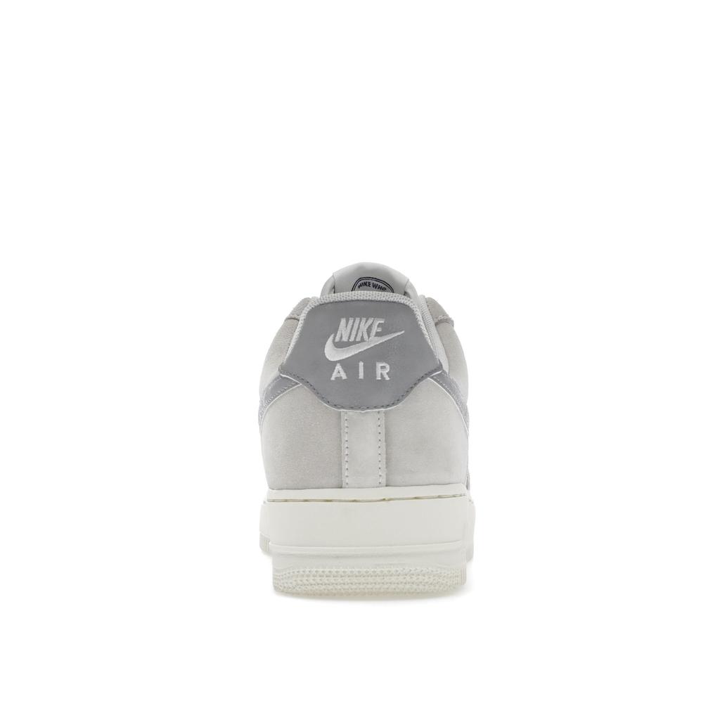 Nike Air Force 1 07 LV8 Certified Fresh - Photon Dust Herren-Sneaker Weiß Sail Light-Smoke-Grey DO9801-100